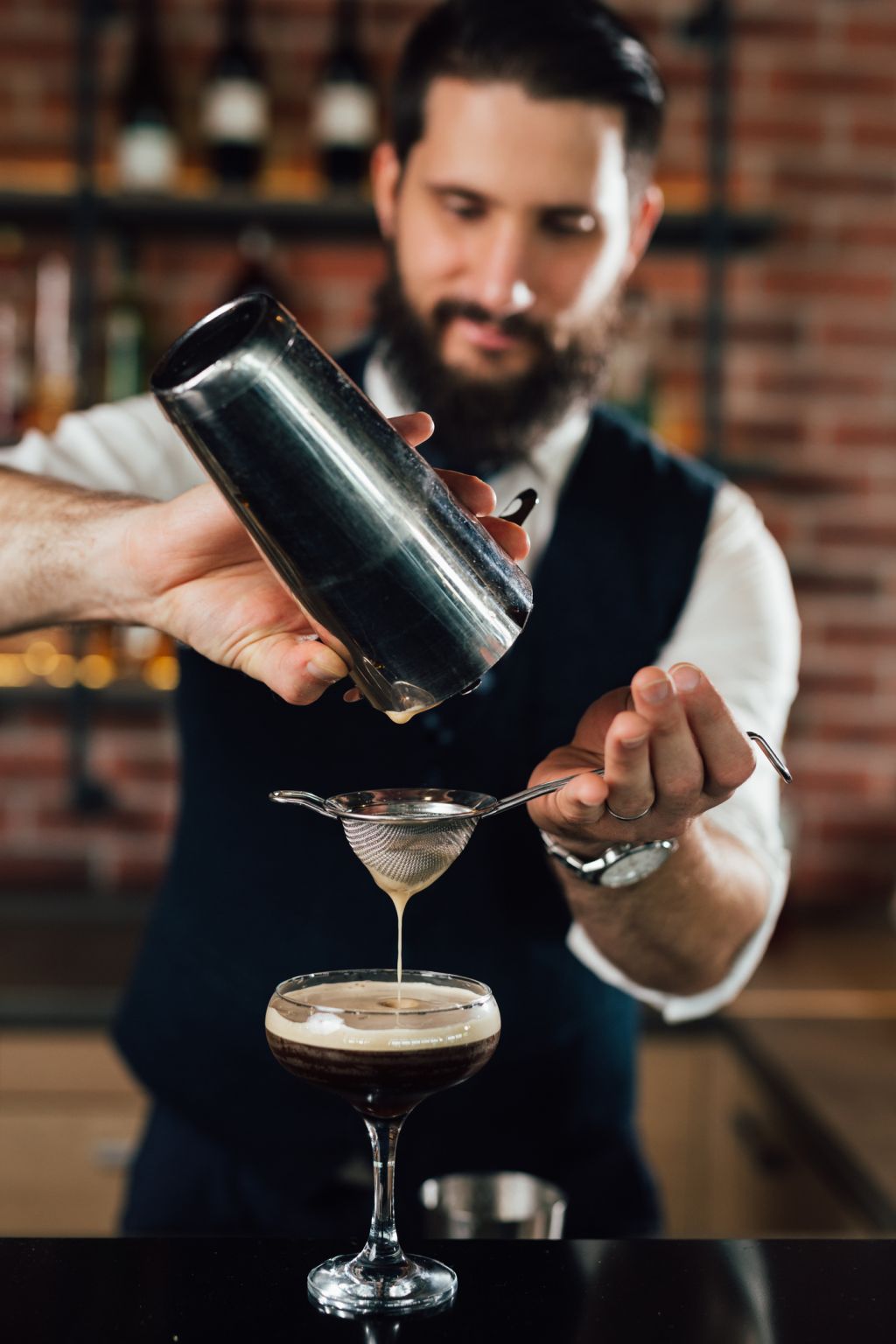 barman prepares cokctails